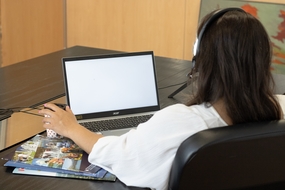 办公室打开电脑办公的美女图片